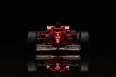 Eski model kırmızı Ferrari Formula 1 araba siyah arka plan üzerine. Sanayi yarış için yüksek çözünürlüklü görüntü.
