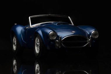 Shelby Cobra 427 siyah arka plan üzerine. Yüksek çözünürlüklü görüntü Otomotiv sanayî için.