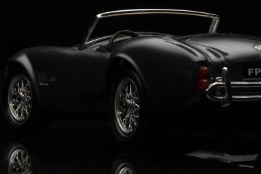 Shelby Cobra 427 siyah arka plan üzerine. Yüksek çözünürlüklü görüntü Otomotiv sanayî için.