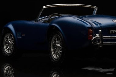 Shelby Cobra 427 siyah arka plan üzerine. Yüksek çözünürlüklü görüntü Otomotiv sanayî için.