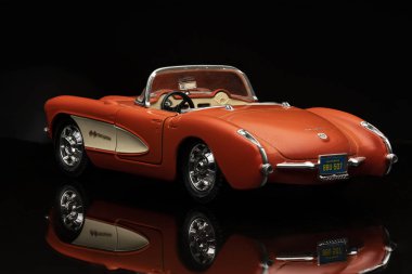 Turuncu Chevrolet Corvette 1957 siyah arka plan üzerine. Yüksek çözünürlüklü görüntü Otomotiv sanayî için.