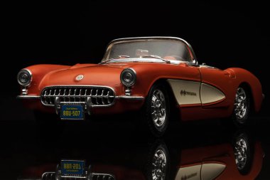 Turuncu Chevrolet Corvette 1957 siyah arka plan üzerine. Yüksek çözünürlüklü görüntü Otomotiv sanayî için.