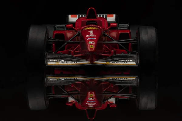 Eski model kırmızı Ferrari Formula 1 araba siyah arka plan üzerine. Sanayi yarış için yüksek çözünürlüklü görüntü.
