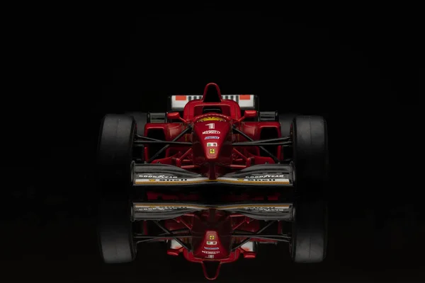 Eski model kırmızı Ferrari Formula 1 araba siyah arka plan üzerine. Sanayi yarış için yüksek çözünürlüklü görüntü.