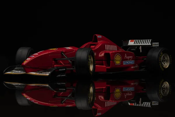 Eski model kırmızı Ferrari Formula 1 araba siyah arka plan üzerine. Sanayi yarış için yüksek çözünürlüklü görüntü.