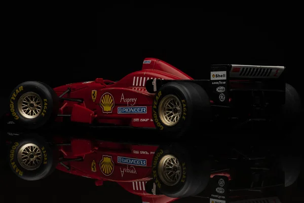 Eski model kırmızı Ferrari Formula 1 araba siyah arka plan üzerine. Sanayi yarış için yüksek çözünürlüklü görüntü.