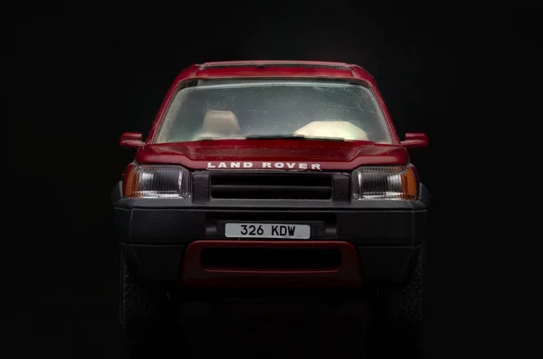 Red Land Rover Freelander Sobre Fondo Negro Imagen Alta Resolución — Foto de Stock