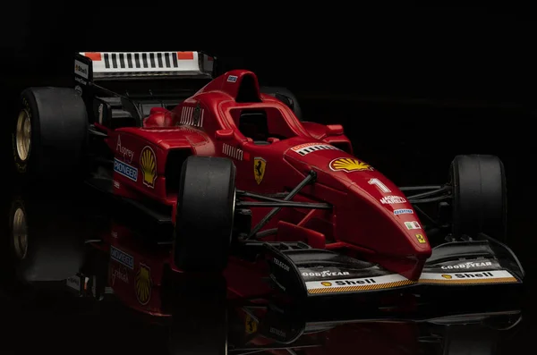 Eski model kırmızı Ferrari Formula 1 araba siyah arka plan üzerine. Sanayi yarış için yüksek çözünürlüklü görüntü.