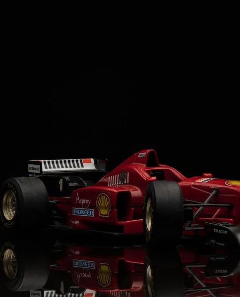 复古红色法拉利一级方程式赛车在黑色背景 用于赛车行业的高分辨率形象 — 图库照片