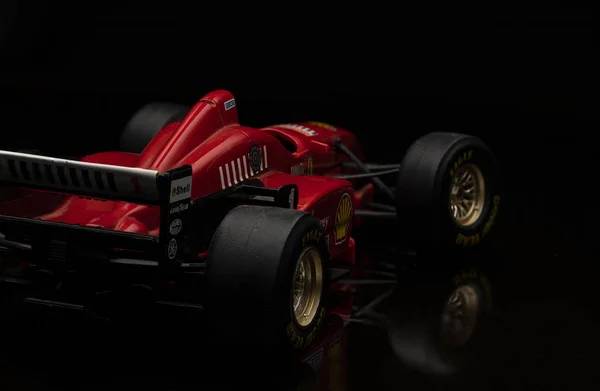 Vintage Rode Ferrari Formule1 Auto Zwarte Achtergrond Afbeelding Met Hoge — Stockfoto