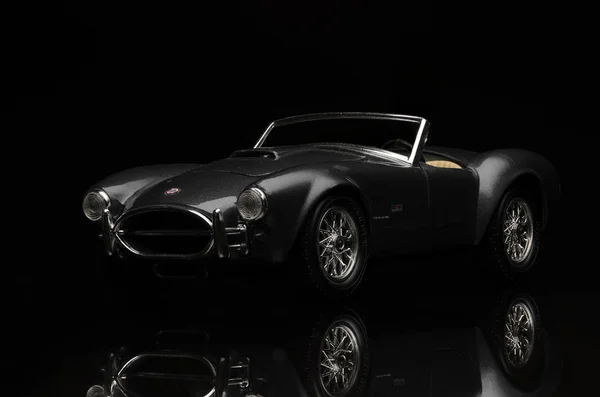 Shelby Cobra 427 siyah arka plan üzerine. Yüksek çözünürlüklü görüntü Otomotiv sanayî için.