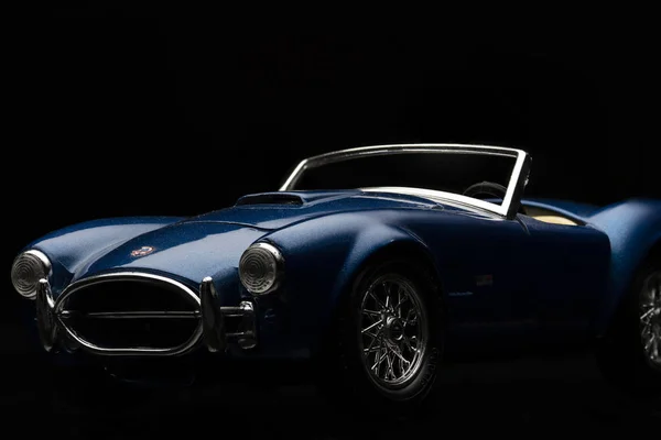 Shelby Cobra 427 siyah arka plan üzerine. Yüksek çözünürlüklü görüntü Otomotiv sanayî için.