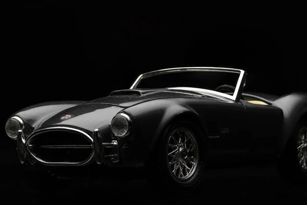 Shelby Cobra 427 siyah arka plan üzerine. Yüksek çözünürlüklü görüntü Otomotiv sanayî için.