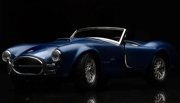 Shelby Cobra 427 siyah arka plan üzerine. Yüksek çözünürlüklü görüntü Otomotiv sanayî için.