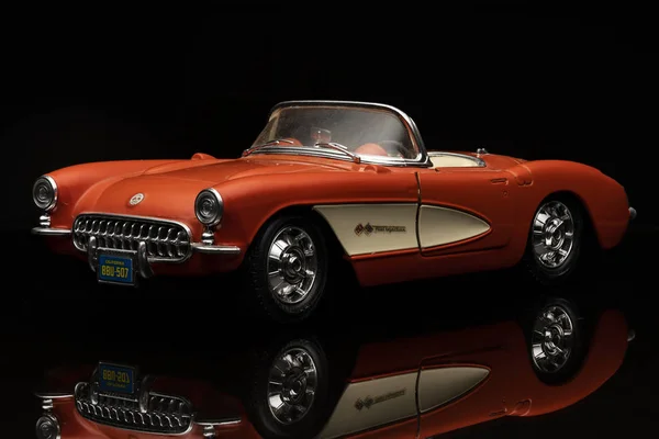 Turuncu Chevrolet Corvette 1957 siyah arka plan üzerine. Yüksek çözünürlüklü görüntü Otomotiv sanayî için.