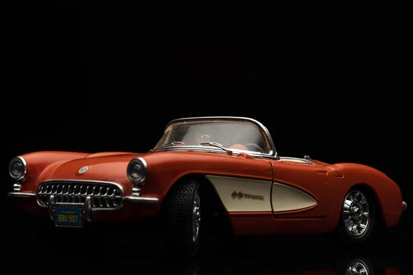 黒い背景にオレンジ シボレー コルベット 1957 年自動車業界のための高解像度画像 — ストック写真