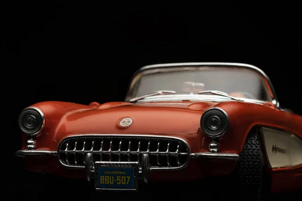 Turuncu Chevrolet Corvette 1957 siyah arka plan üzerine. Yüksek çözünürlüklü görüntü Otomotiv sanayî için.