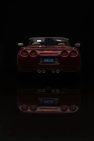 Vintage Kırmızı Chevrolet Corvette siyah arka plan üzerine. HGH çözünürlüklü görüntü atutomotive sanayî için.