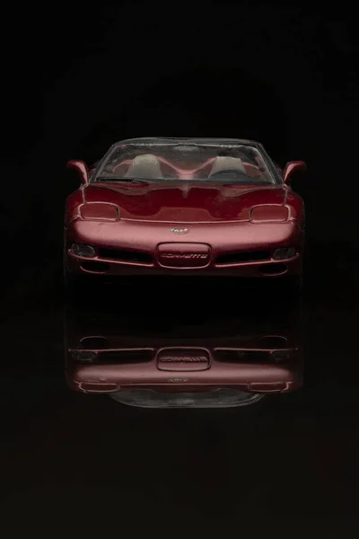 Vintage Kırmızı Chevrolet Corvette Siyah Arka Plan Üzerine Hgh Çözünürlüklü — Stok fotoğraf