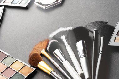 Siyah arka plan üzerine birden çok kozmetik ürünleri. Kozmetik ve moda endüstrisi için yüksek çözünürlüklü görüntü.