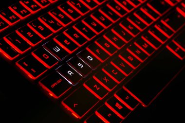 Siyah arka planda kırmızı arkadan aydınlatmalı klavye. Oyun endüstrisi için yüksek çözünürlüklü görüntü.