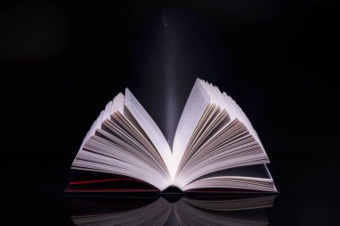 İçinden gelen parlayan ışıkla kitap. Yüksek çözünürlüklü görüntü.