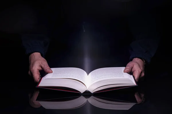Άτομο Που Διαβάζει Βιβλίο Λαμπερό Φως Που Έρχεται Από Μέσα — Φωτογραφία Αρχείου