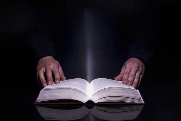 Person Die Buch Mit Leuchtendem Licht Liest Das Von Innen — Stockfoto