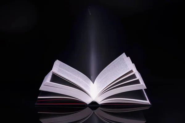 İçinden gelen parlayan ışıkla kitap. Yüksek çözünürlüklü görüntü.