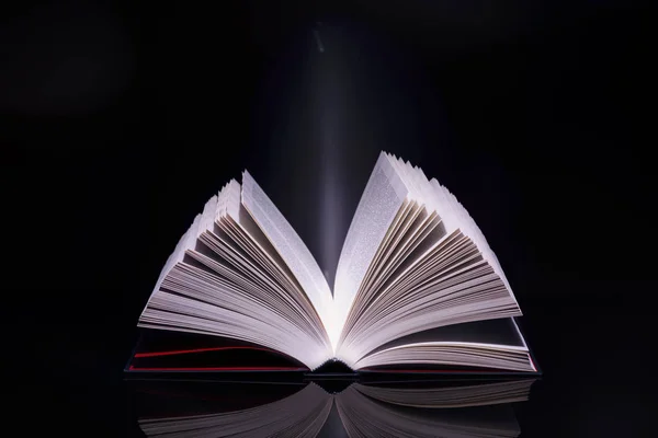 Livro Com Luz Brilhante Vindo Dentro Dele Imagem Alta Resolução — Fotografia de Stock
