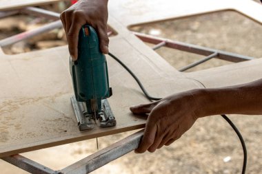 Testere 'yi karşılıyor. Güç Aracı Ahşap Kesme Yapı Teması, taslağa göre kes.