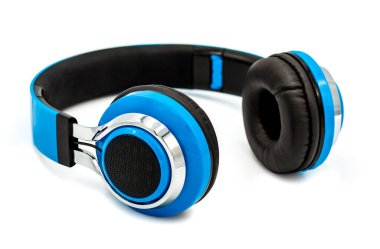 Mavi kulaklık beyaz arka planda izole edilmiş.