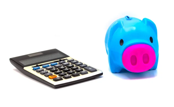 Beyaz arkaplanda domuz kumbarası olan hesap makinesi