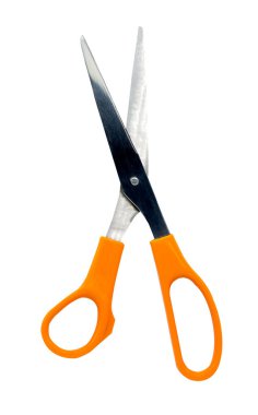 Kırpma yolu ile beyaz arkaplanda izole edilmiş turuncu makas