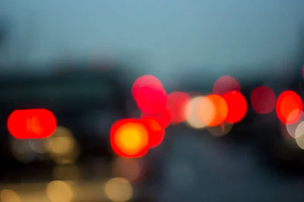 Arka plan için sabah trafik sıkışıklığından Bokeh ışıkları