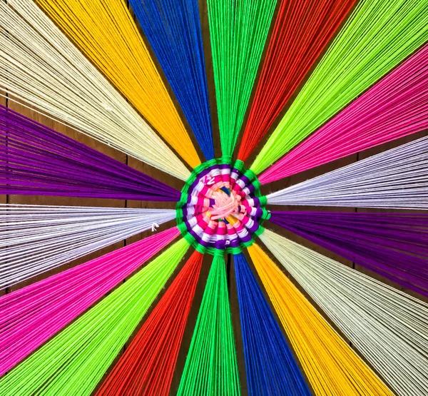 Dekorasyon için ahşap zeminde çeşitli renkli iplikler.