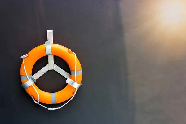 Gri arka planlı güvenlik Torusu, Boğulan kurbanlara yardım et.