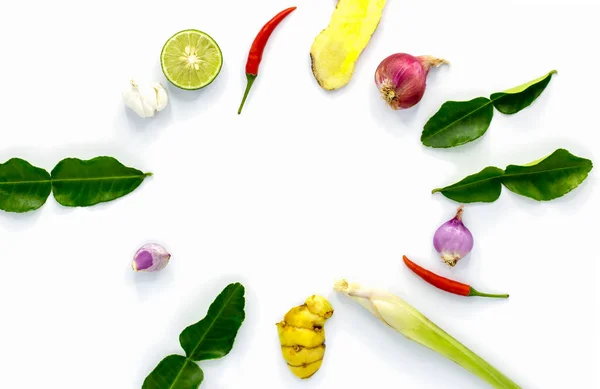 Tom için Tayland yemeği malzemesi kopyalama alanı olan beyaz arkaplanda izole edilmiş.