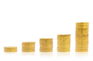 Kırpma yolu olan beyaz arkaplanda para yığınları