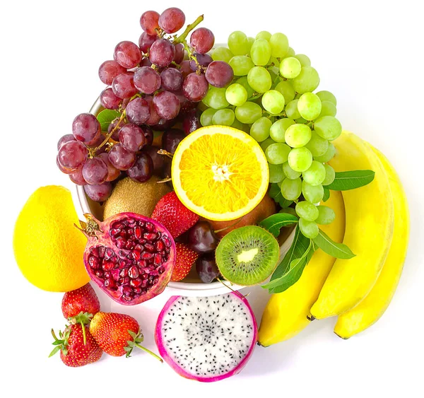 Beyaz arka planda izole edilmiş çeşitli meyvelerin bileşimi 