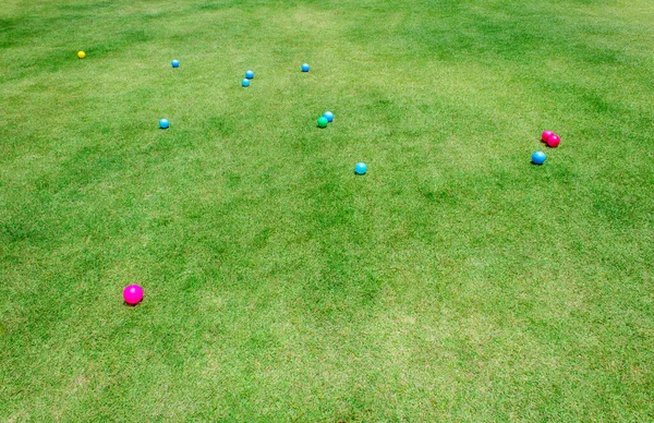 遊び場の芝生の上でカラフルなプラスチックボール — ストック写真