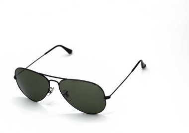 Siyah güneş gözlükleri beyaz arkaplanda kopyalama alanı ile izole edildi