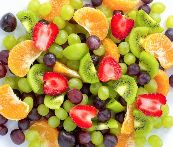 Beyaz arka planda sağlıklı taze meyve salatası. Üst görünüm. Meyve arkaplanı