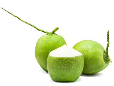 Su damlası yeşil hindistan cevizi kırpma yolu ile beyaz arkaplanda izole