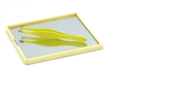 Beyaz arkaplanda ayna olan cımbızlar