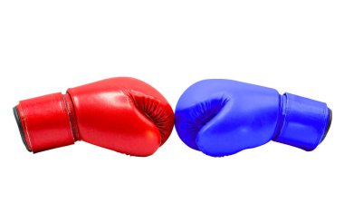 Boks eldivenleri Kırmızı ve Mavi birlikte vuruyor. Kırpma yolu ile beyaz arka planda izole edilmiş.