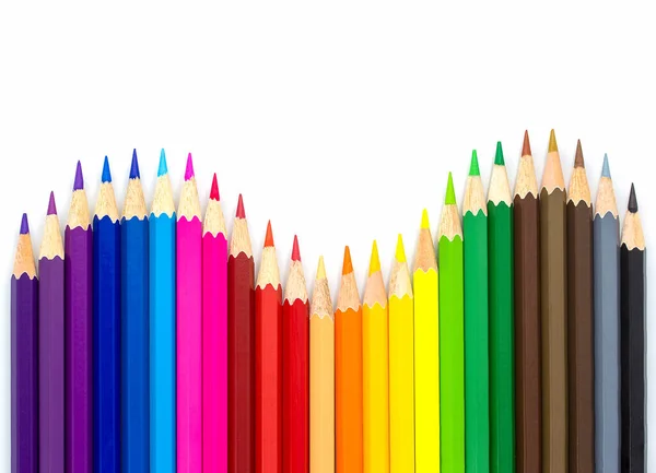 Beyaz arka planda izole edilmiş renkli kalemler. Kapatın.