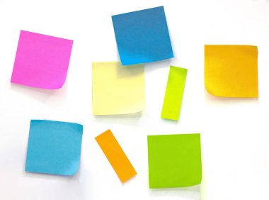 Beyaz arkaplanda izole edilmiş farklı renkli kağıt sayfaları koleksiyonu, not ekle