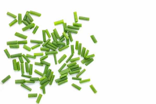 Yığınla doğranmış taze soğan beyaz zemin üzerinde izole edilmiş ve kopyalama alanı olan