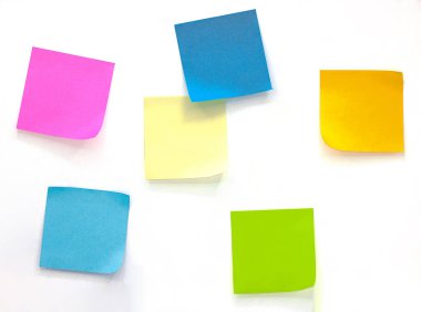 Beyaz arkaplanda izole edilmiş farklı renkli kağıt sayfaları koleksiyonu